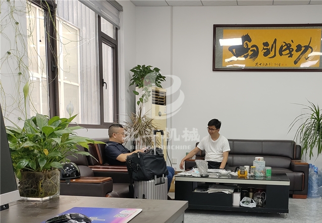 歡迎江蘇省客戶來北斗機械進(jìn)行連續(xù)式炭化機業(yè)務(wù)洽談