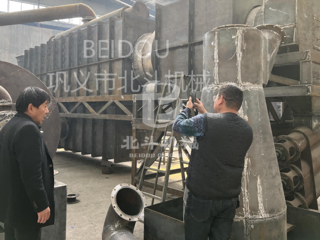 四川炭化木材的客戶前來生產(chǎn)車間查看炭化機進(jìn)度