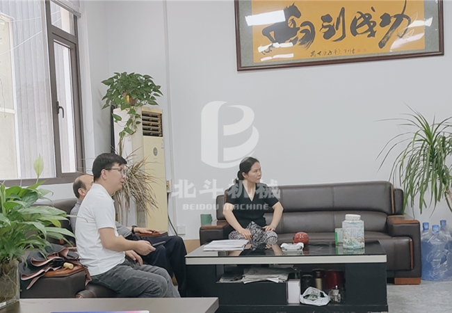 炎炎夏日——?dú)g迎客戶(hù)到訪實(shí)地考察新型連續(xù)式炭化機(jī)