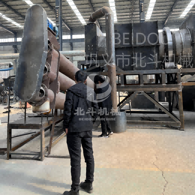 廣西客戶(hù)在車(chē)間直觀了解炭化機(jī)進(jìn)出炭方式