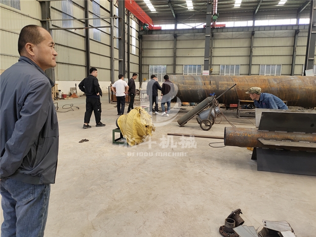 韓國(guó)客戶來鞏義北斗考察咖啡渣炭化機(jī)