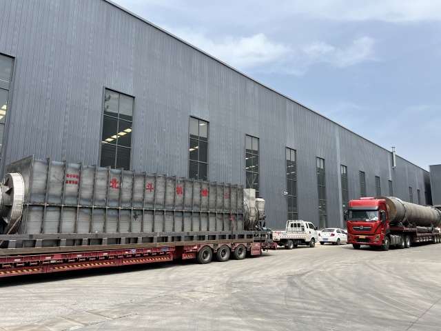 烘干機(jī)、炭化機(jī)全套生產(chǎn)線，四車浩浩蕩蕩齊發(fā)