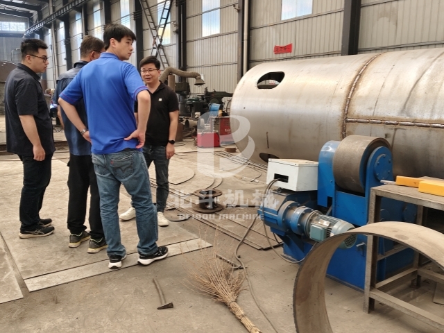 38℃高溫探廠,客戶考察無(wú)煙型環(huán)保炭化機(jī)