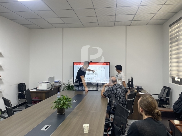 外國(guó)客戶(hù)遠(yuǎn)道而來(lái),我公司人員與客戶(hù)細(xì)致對(duì)接